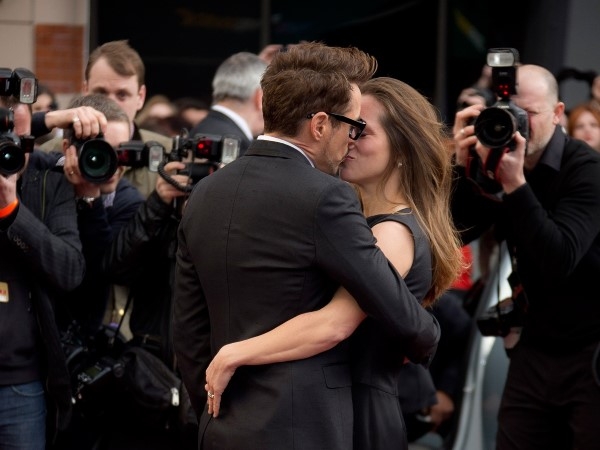 
	
	Ngôi sao của Iron Man, Robert Downey Jr không ngần ngại trao vợ nụ hôn trước các phóng viên.